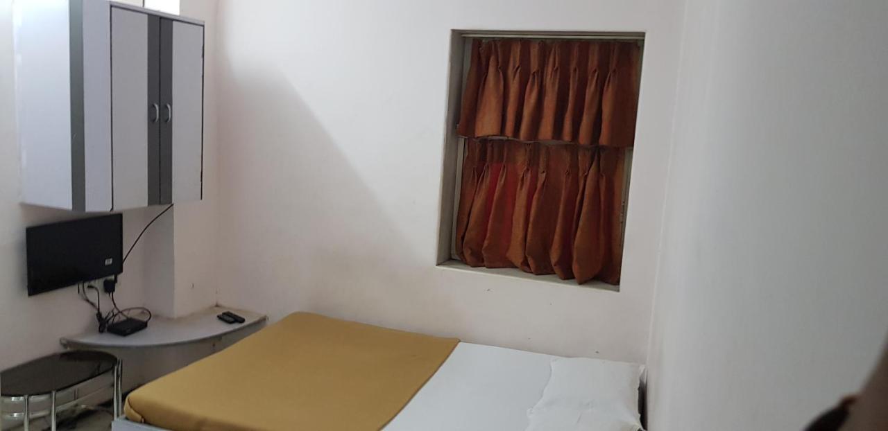 New Metro Guest House Мумбаи Экстерьер фото