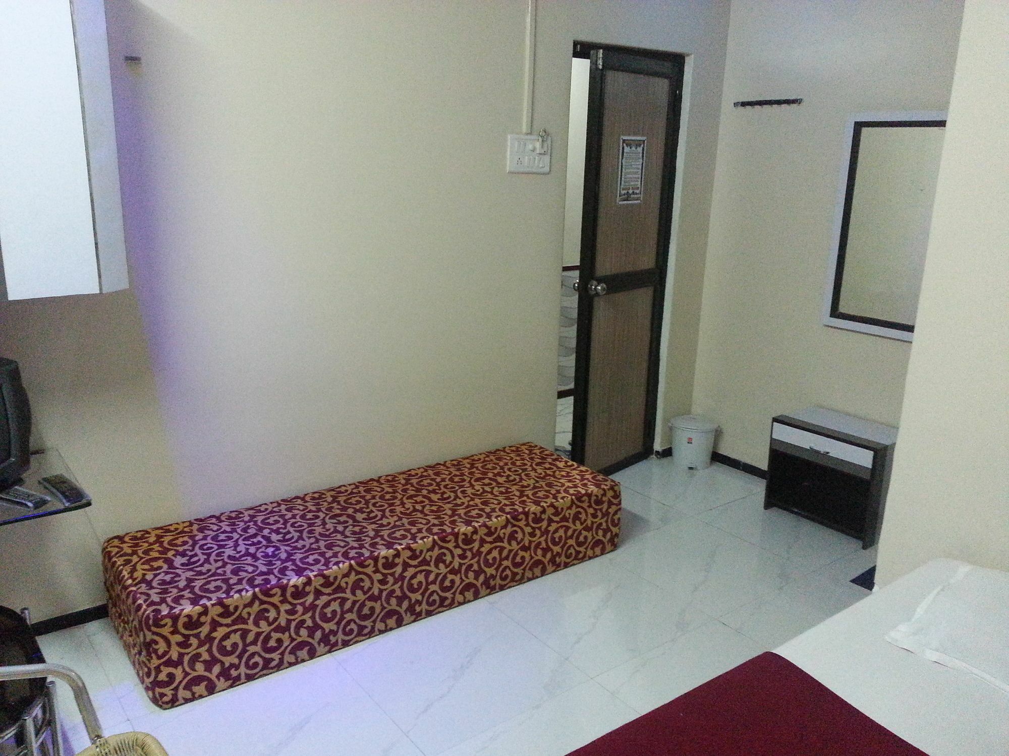 New Metro Guest House Мумбаи Экстерьер фото